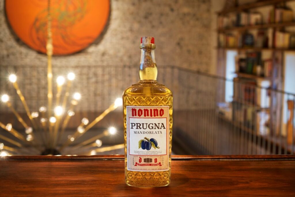Prugna Mandorlata Nonino, la bottiglia e l'etichetta storica dell'attuale Prunella Mandorlata