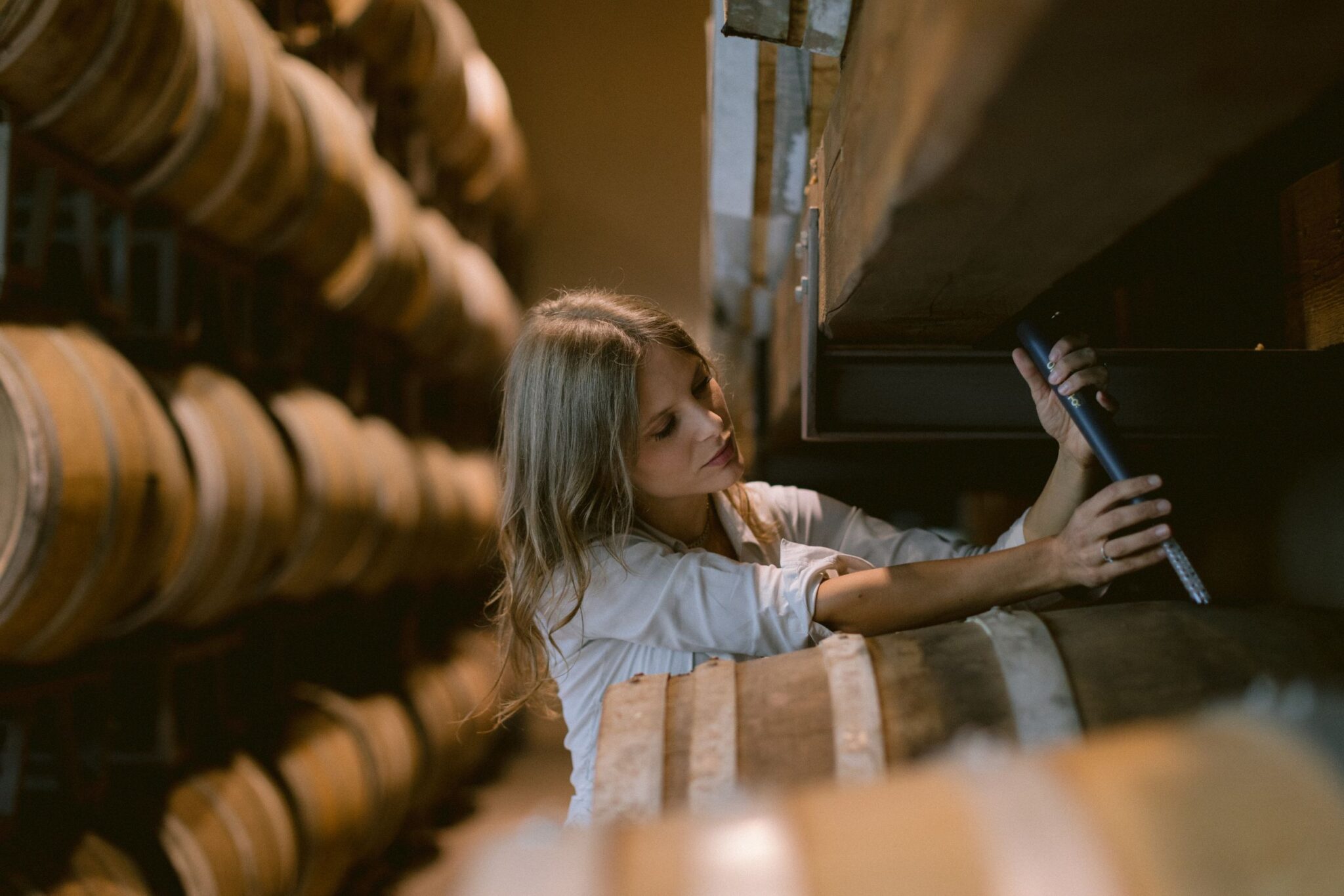 Francesca in cantina invecchiamento Nonino