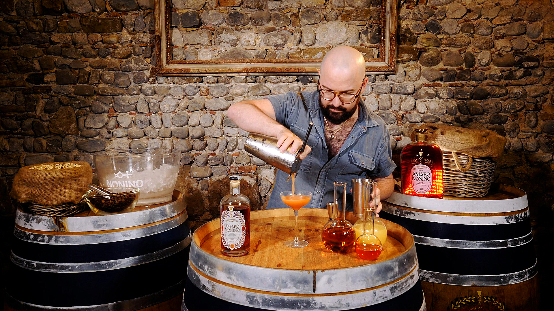 SAM ROSS MENTRE PREPARA IL PAPER PLANE COCKTAIL ISPIRATO DALL'AMARO NONINO